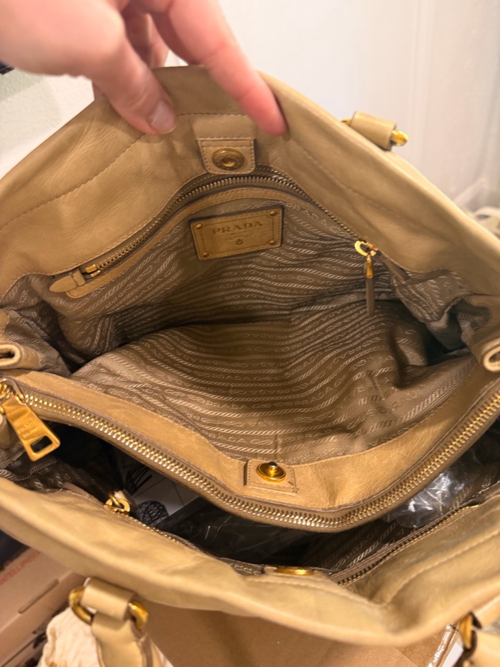 Prada Vitello Shine Tote Bag - Picture 4 of 4